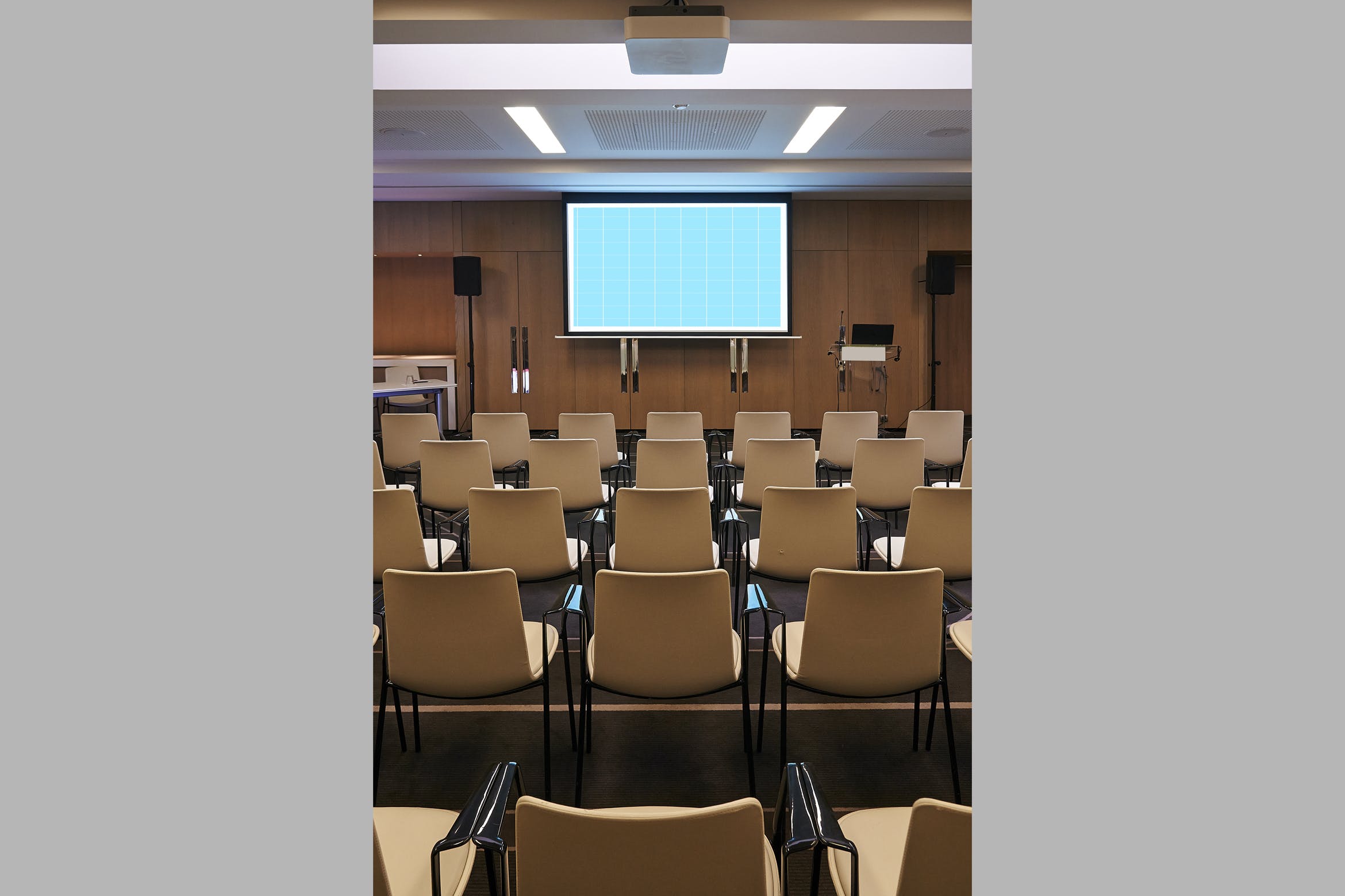 会议室电视/投影屏幕样机模板v2 Conference_Room_Screen-VERT-Mockup