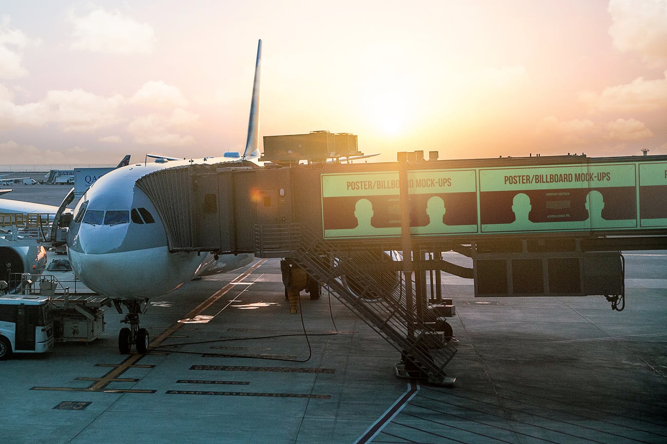 机场登机通道海报/广告牌样机模板#2 Poster / Billboard Mock-ups – Airport Edition #2