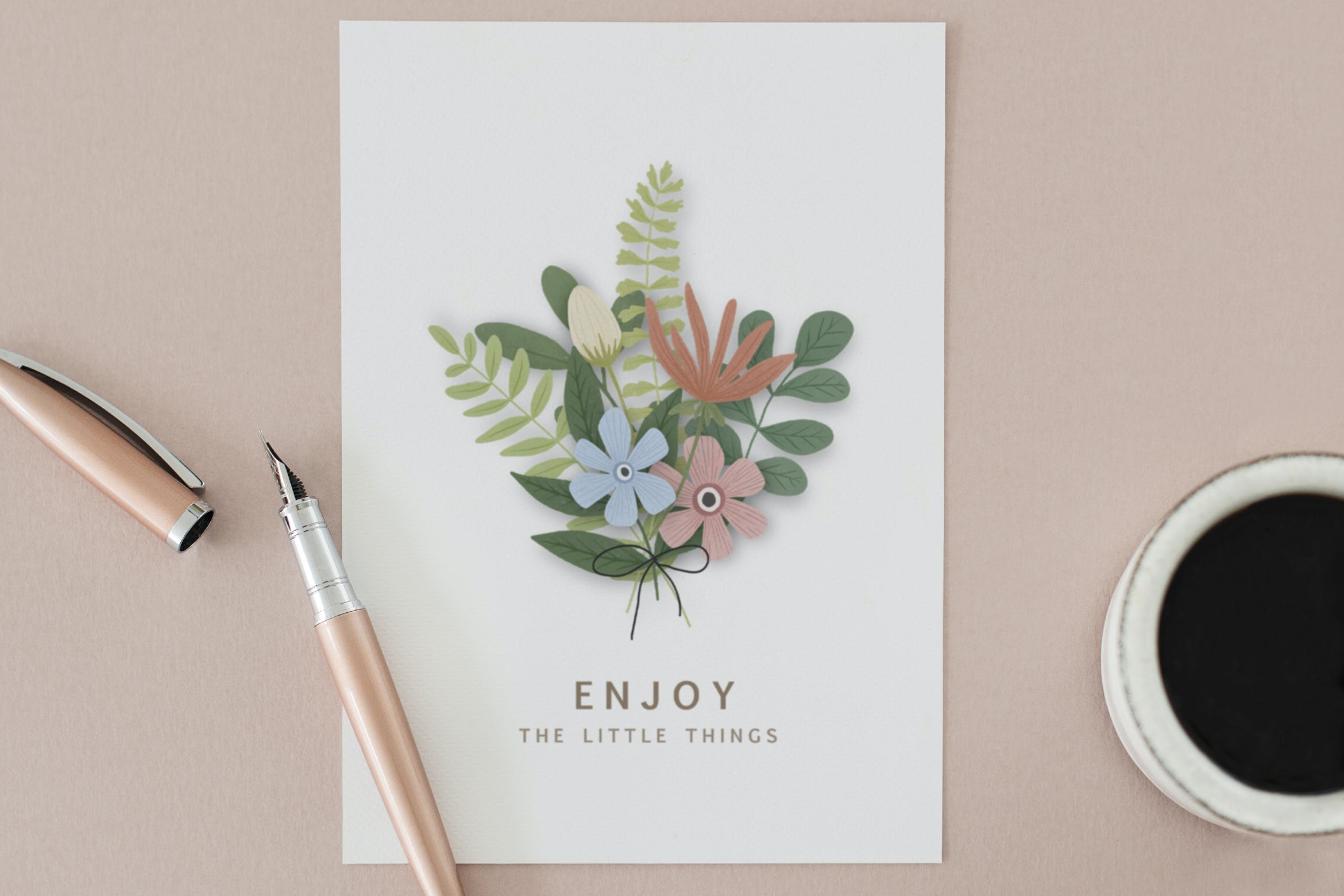 粉红色背景花卉明信片设计样机 Floral postcard mockup on a pink background