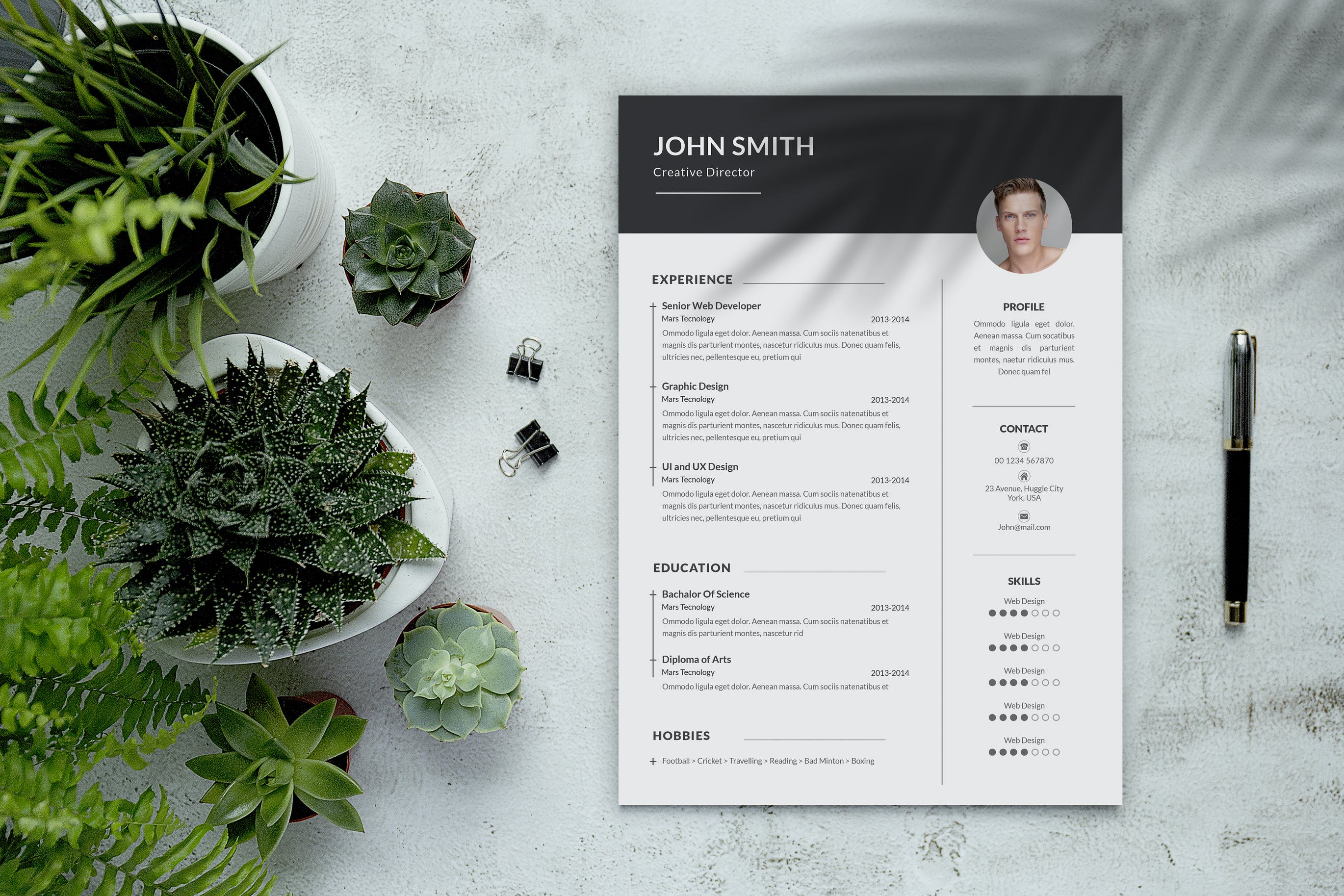 宣传单&简历纸张样机 Flyer or Resume Mockup