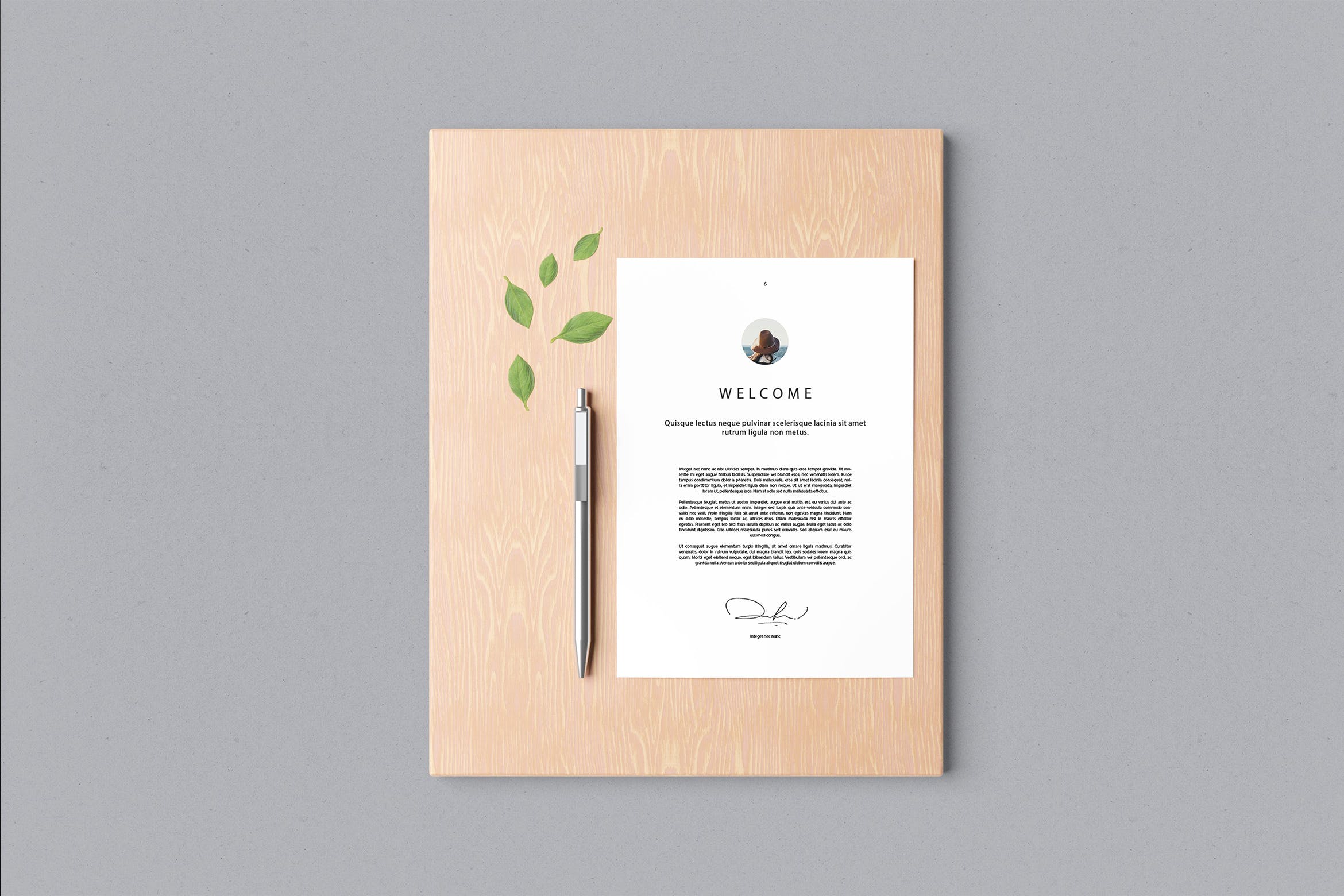 木板A4纸张文具设计样机 A4 Paper Mockup