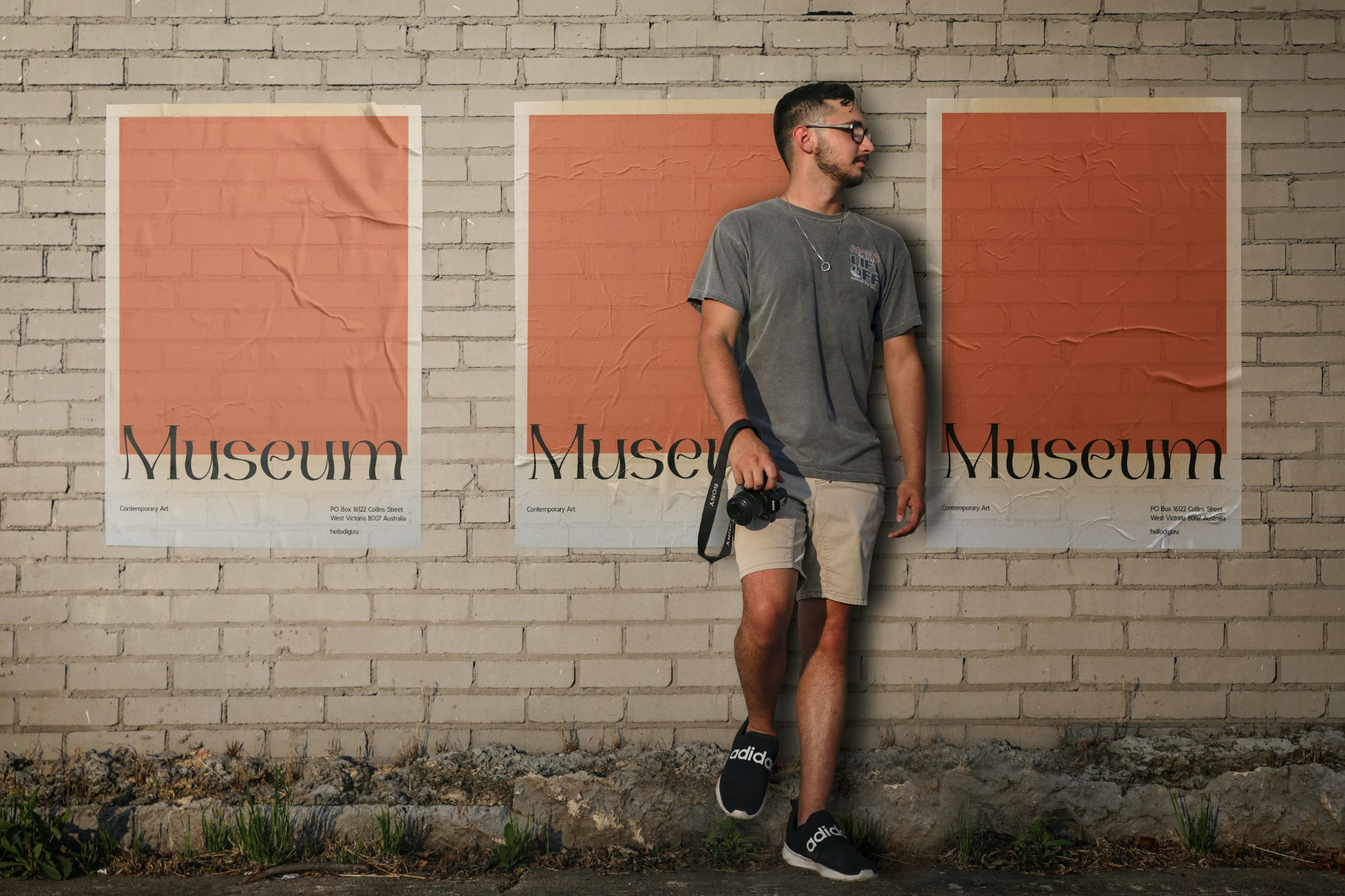 砖墙粘贴皱纹海报样机 Wall Poster Mockup