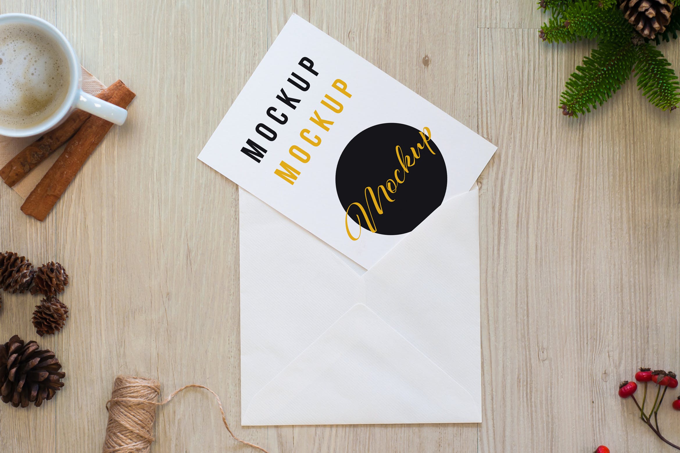 俯视图白色信封圣诞明信片设计样机 White Christmas postcard with envelope top view