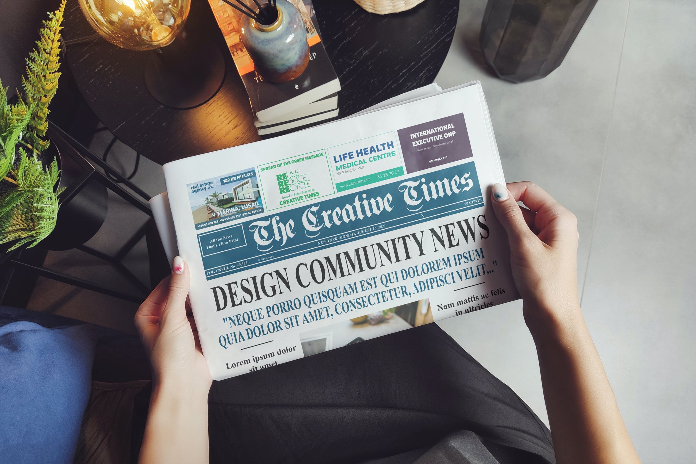 手拿新闻报纸效果图样机 Hands Holding Business Newspaper Mockup
