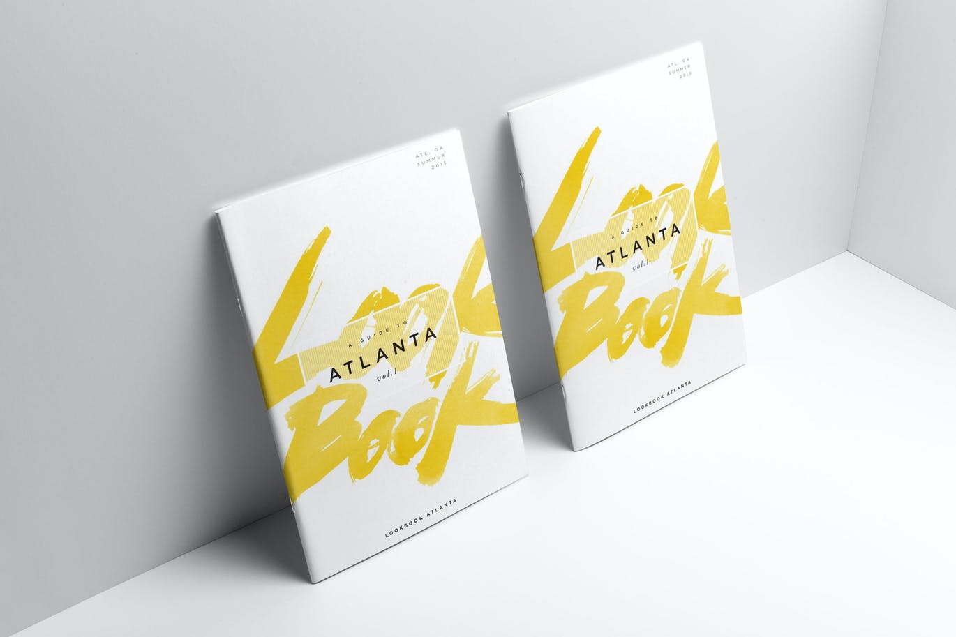 靠墙产品画册目录设计样机模板 Brochure / Catalog Mock-Up