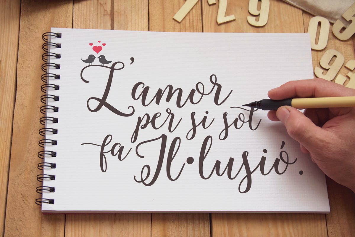 绘画本艺术绘画创作预览样机模板 Sketchbook Drawing