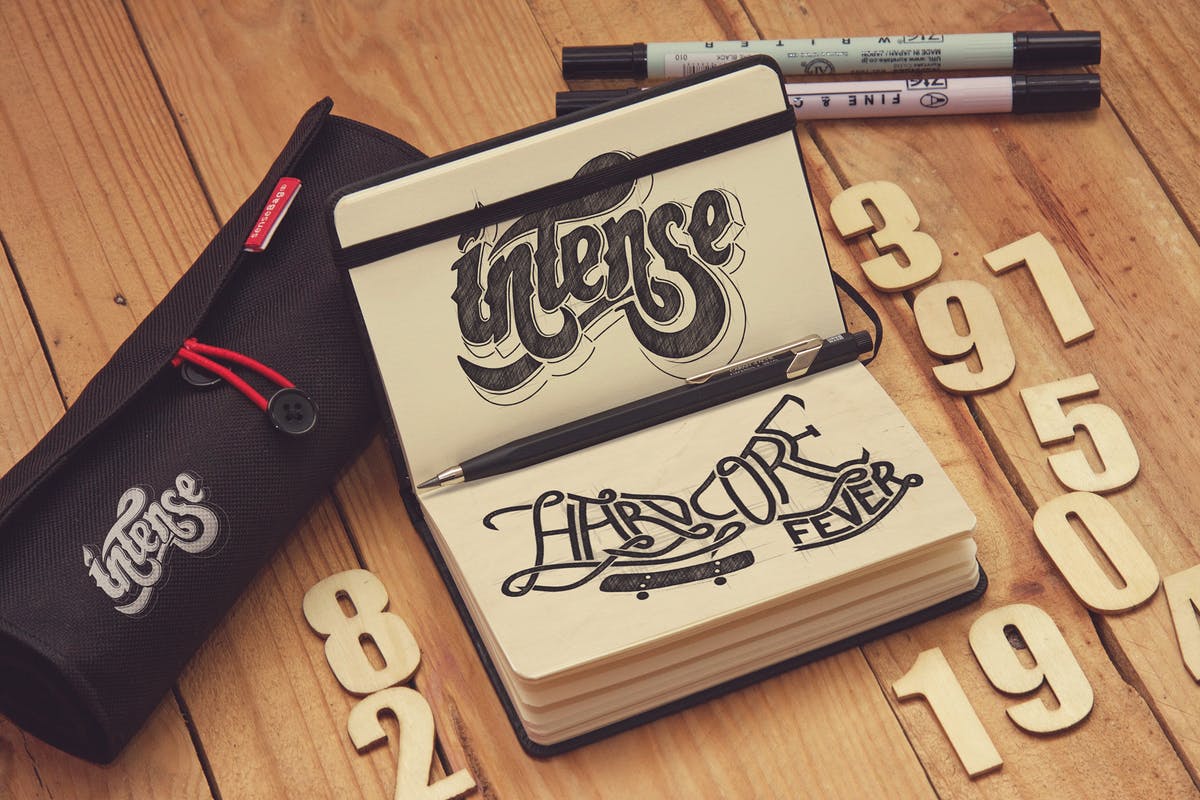 素描作品袖珍笔记本样机展示模板 Sketch Pocket Notebook Hortizontal