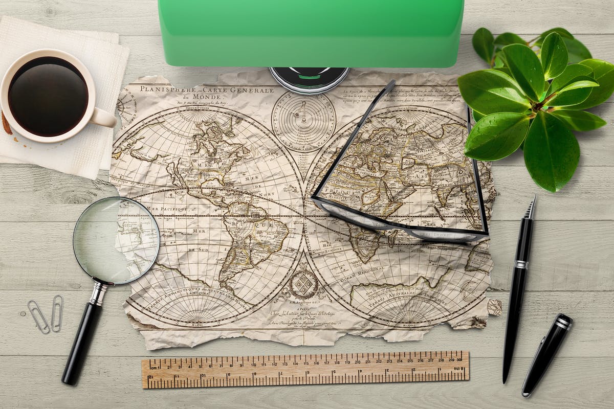 撕裂皱褶的纸张/海报/传单样机 Paper / Poster / Flyer Mock-Up