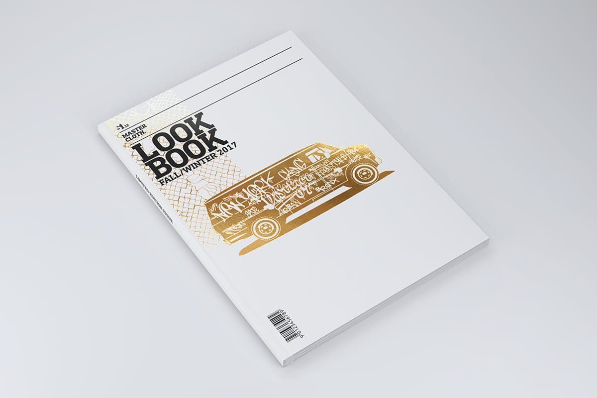逼真金箔压印A4杂志宣传册样机 A4 Magazine Brochure Mock-up