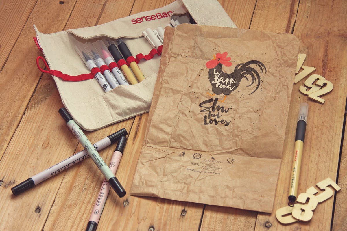 皱褶纸张素描作品预览样机 Crumpled Paper Vertical Sketch