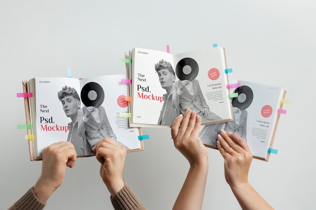 双手紧握书籍内页设计样机[psd]